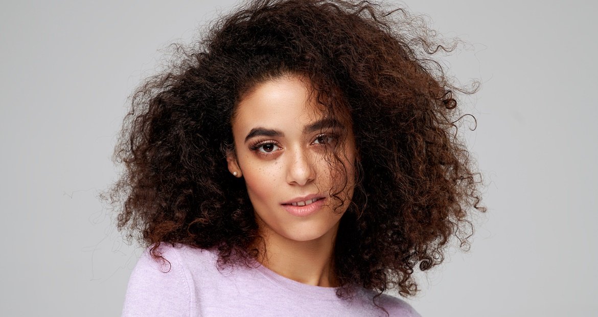 Saiba como acabar com o frizz no cabelo